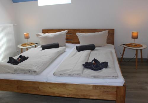 um quarto com duas camas com almofadas em Gästehaus Sulsdorf - Adults only em Sulsdorf auf Fehmarn
