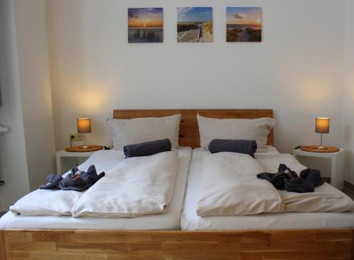 1 dormitorio con 1 cama con 2 almohadas en Gästehaus Sulsdorf - Adults only en Sulsdorf auf Fehmarn