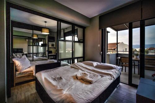 Postel nebo postele na pokoji v ubytování Salina Premium Residences Volos