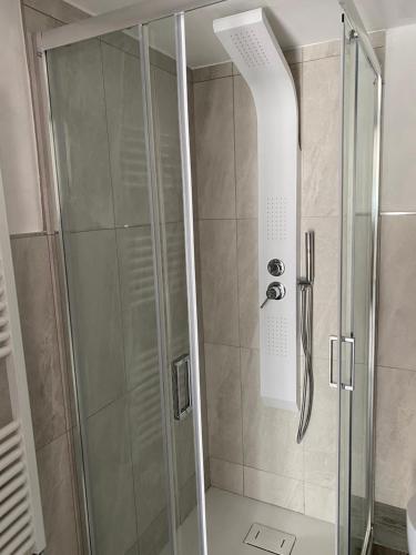 y baño con ducha y puerta de cristal. en 43° Parallelo, en Campiglia Marittima