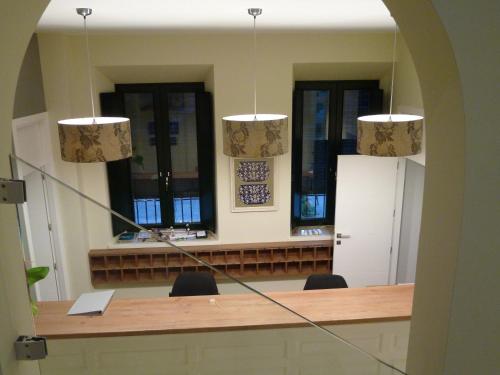 Hotel del Balneario في تولوكس: غرفة مع منضدة مع كراسي ومرآة