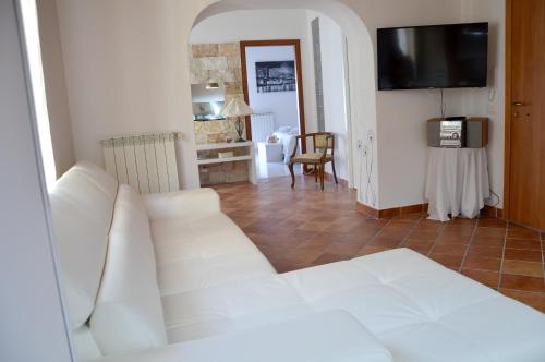 Televisyen dan/atau pusat hiburan di Cozy apartment in Caltagirone - 70 m² with balcony