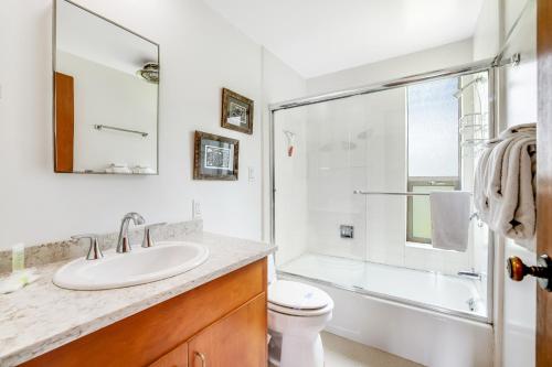 ein weißes Bad mit einem Waschbecken und einer Dusche in der Unterkunft Whitley Getaway in Valley Crossing