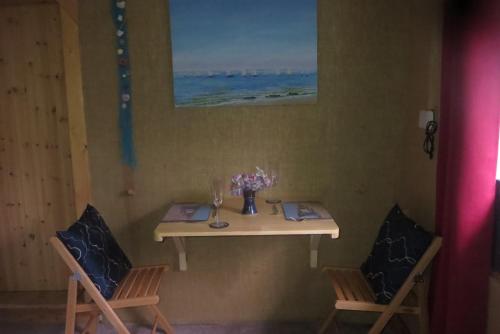 モラーにあるCross Bothyのテーブル(椅子2脚、花のテーブル付)