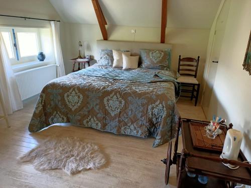 a bedroom with a bed and a window at Bij de Friesche Poort in Bourtange