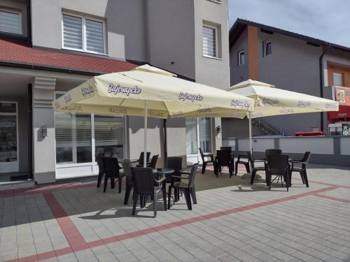Um restaurante ou outro lugar para comer em Zlatni San