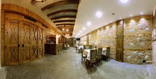 Un restaurante u otro lugar para comer en Hotel Happy