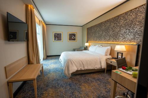 Holiday Inn Rosario, an IHG Hotel tesisinde bir odada yatak veya yataklar