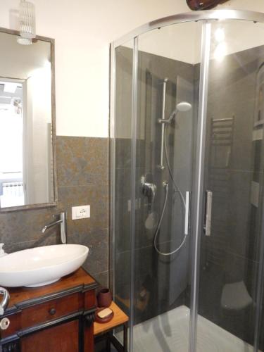 Ένα μπάνιο στο Rio Marin Apartment Gondola View & Patio