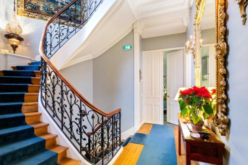 una escalera en una casa con suelo azul y alfombra azul en Sourire Boutique Hôtel Particulier en París