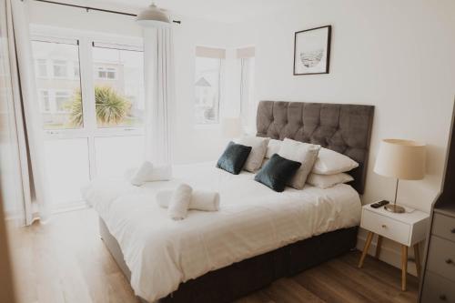 Ένα ή περισσότερα κρεβάτια σε δωμάτιο στο Ocean 1- Sea View apartment, Fistral Beach Newquay