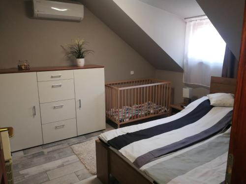 Postel nebo postele na pokoji v ubytování Érsek Apartman Eger