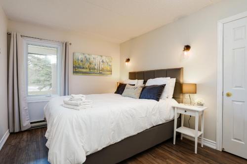 Säng eller sängar i ett rum på Wintergreen Retreat with Private Sauna & Patio 82291
