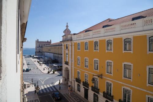 vista su una strada da un edificio di FLH Amazing Praça Comércio Design Flat a Lisbona