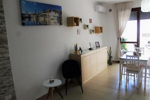 una cucina e una sala da pranzo con tavolo e sedie di Casa Angelina Deluxe Suite a Lecce
