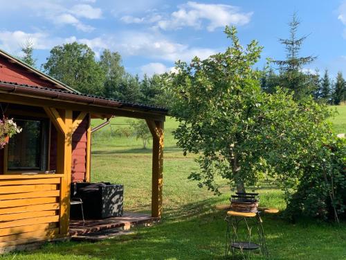 Κήπος έξω από το Žalioji stotelė butiko namukas dviems