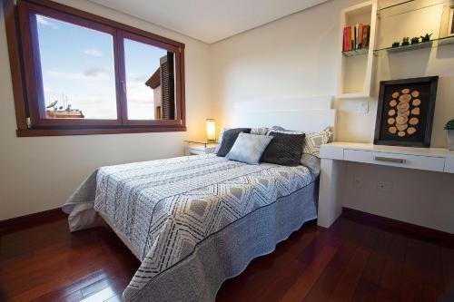 1 dormitorio con cama y ventana en Mirante do Quinta 705 - My Home Temporada, en Canela