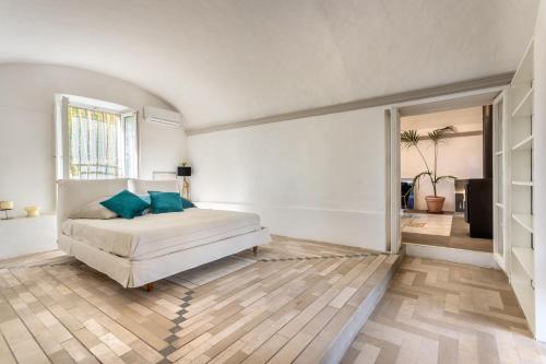 Un pat sau paturi într-o cameră la Isola del Pittore casa indipendente in Villa Storica