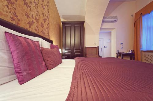 Una cama o camas en una habitación de SKARITZ Hotel & Residence