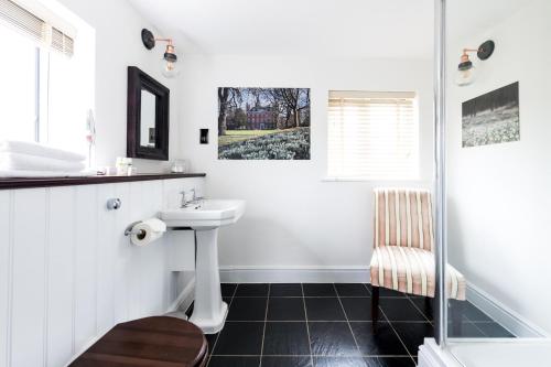 a bathroom with a sink and a shower at The Queen's Arms in Hungerford