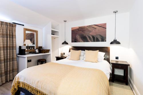 A bed or beds in a room at The Queen's Arms 