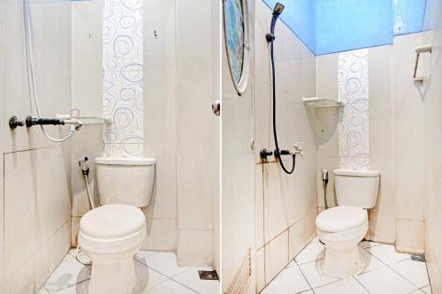 ein Badezimmer mit 2 WCs und einer Dusche in der Unterkunft OYO 90268 Aliyah Syariah in Jakarta