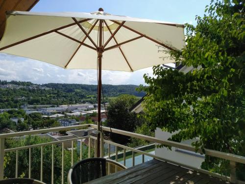 ein weißer Regenschirm auf dem Balkon in der Unterkunft Ferienwohnung Wiedmann in Tübingen