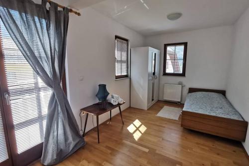博維茨的住宿－My House，一间卧室配有一张床、一张桌子和一个窗户。