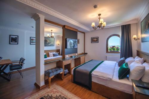 a hotel room with a bed and a desk at Duru Sultanahmet Apart & Suites in Istanbul