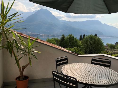 a table and chairs on a balcony with a view at B&B L'erica in Oliveto Lario