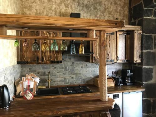  Old Gyumri Guest House / Հին Գյումրի հյուրատուն -  Room  picture :   Tea/Coffee maker    Shower    Safety deposit box                           