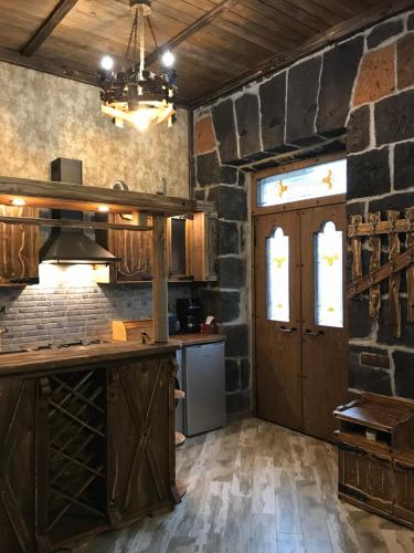 O bucătărie sau chicinetă la Old Gyumri Guest House / Հին Գյումրի հյուրատուն