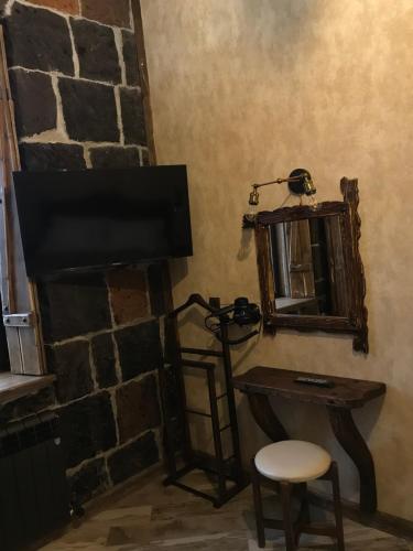  Old Gyumri Guest House / Հին Գյումրի հյուրատուն -  Room  picture :   Tea/Coffee maker    Shower    Safety deposit box                           