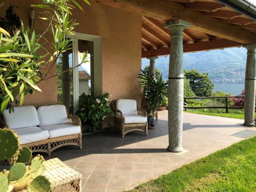 eine Terrasse mit 2 Stühlen und eine Veranda mit Aussicht in der Unterkunft B&B L'erica in Oliveto Lario