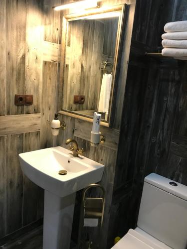  Old Gyumri Guest House / Հին Գյումրի հյուրատուն -  Room  picture :   Tea/Coffee maker    Shower    Safety deposit box                           