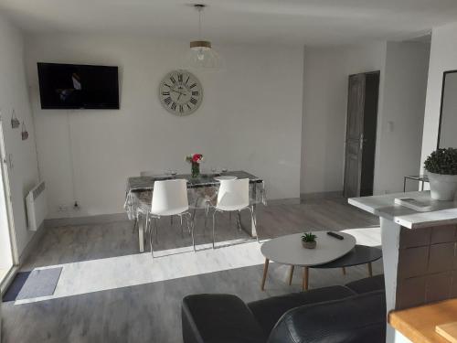 Televisyen dan/atau pusat hiburan di La maison de Manon, 4-5personnes, 75m2, centre village avec piscine privée