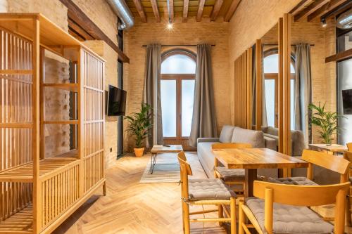 塞維利亞的住宿－Santa Clara Suites Sevilla，客厅配有桌子和沙发