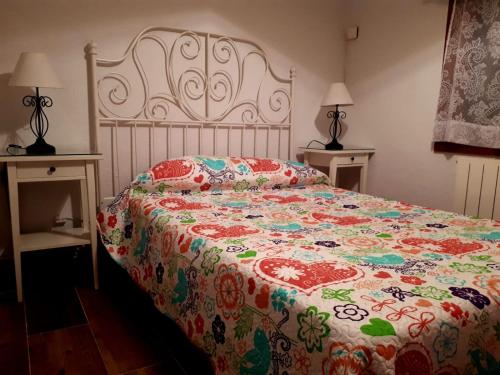 - une chambre dotée d'un lit avec un couvre-lit floral dans l'établissement CASA AVENTURA II, à Navaluenga