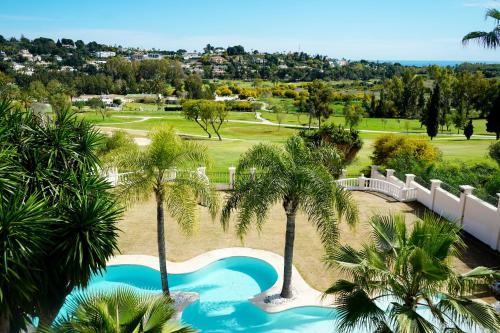 widok z powietrza na pole golfowe z palmami w obiekcie Huge Golf and Spa Mansion 8 min from Puerto Banus w mieście Estepona