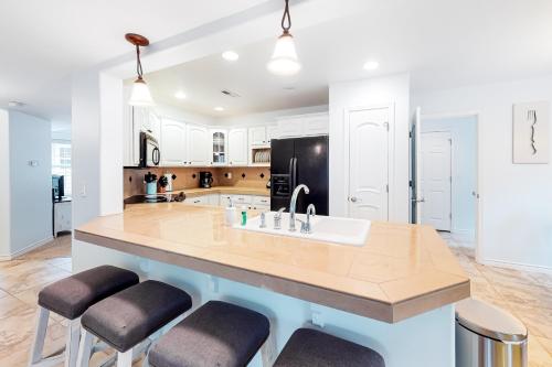 Η κουζίνα ή μικρή κουζίνα στο Home Away At Rockaway
