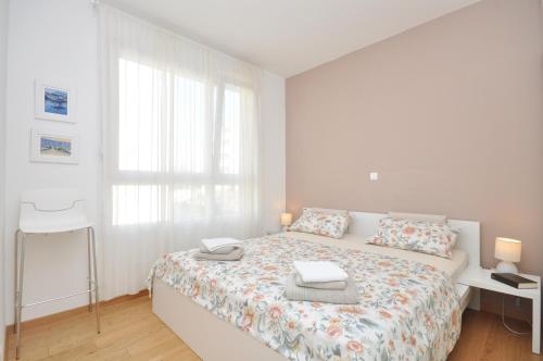 Un pat sau paturi într-o cameră la Apartment Carmen, Žnjan, Split