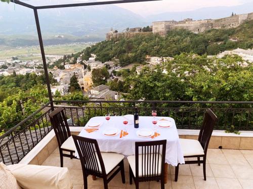 einen Tisch auf einem Balkon mit Stadtblick in der Unterkunft Inn Cloud Gjirokaster in Gjirokastër