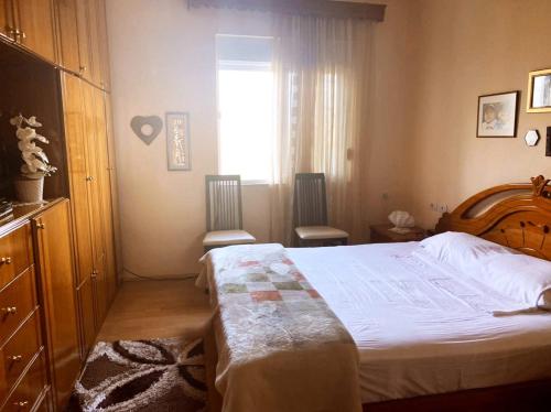 Voodi või voodid majutusasutuse Inn Cloud Gjirokaster toas