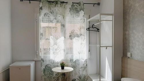 - Baño con cortina de ducha y mesa en Hostal Lucia by gaiarooms, en Salamanca