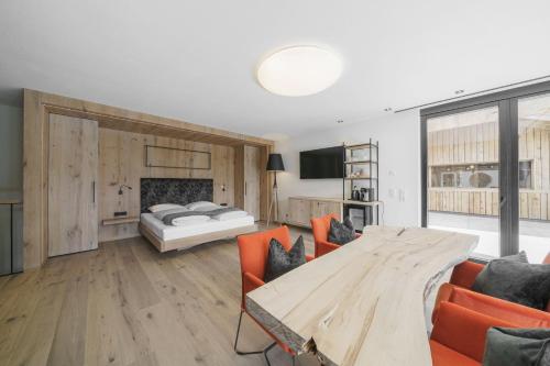 a living room with a bed and a table at Atelier Garni Astei in Grossarl