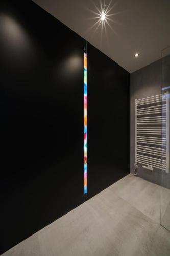 a room with a wall with a light on it at Atelier Garni Astei in Grossarl