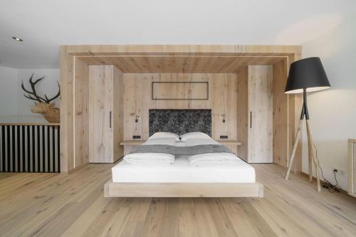 a bedroom with a large white bed in a room at Atelier Garni Astei in Grossarl