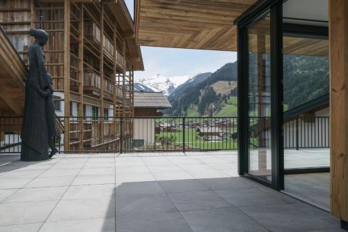 a balcony with a view of a mountain at Atelier Garni Astei in Grossarl