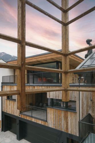 an exterior view of a building with wooden beams at Atelier Garni Astei in Grossarl