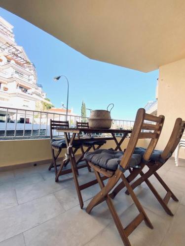 stół i krzesła na balkonie z widokiem w obiekcie PRECIOSO APARTAMENTO EN EL TESORILLO w Almuñécar